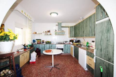 Quinta com moradia T4, piscina com jardim, garagem e vinhas, em Campo Maior