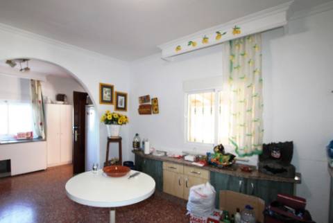 Quinta com moradia T4, piscina com jardim, garagem e vinhas, em Campo Maior