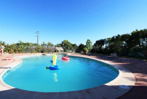 Quinta com moradia T4, piscina com jardim, garagem e vinhas, em Campo Maior