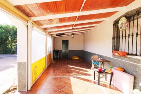 Quinta com moradia T4, piscina com jardim, garagem e vinhas, em Campo Maior