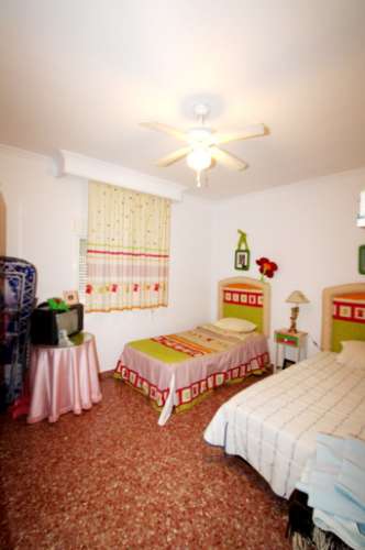 Quinta com moradia T4, piscina com jardim, garagem e vinhas, em Campo Maior