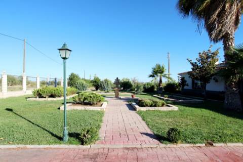 Quinta com moradia T4, piscina com jardim, garagem e vinhas, em Campo Maior