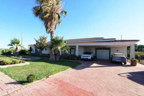 Quinta com moradia T4, piscina com jardim, garagem e vinhas, em Campo Maior