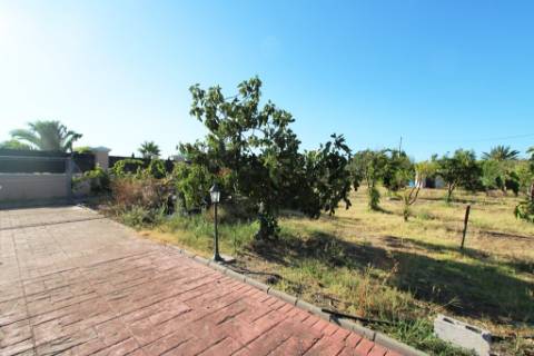 Quinta com moradia T4, piscina com jardim, garagem e vinhas, em Campo Maior