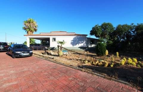 Quinta com moradia T4, piscina com jardim, garagem e vinhas, em Campo Maior