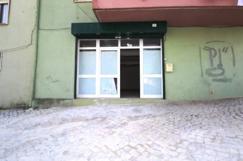 Loja para Arrendamento no Centro do Bom Retiro - 125m² - 650 Euros Mensais