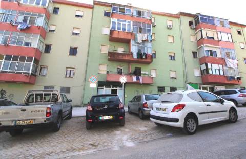 Loja para Arrendamento no Centro do Bom Retiro - 125m² - 650 Euros Mensais