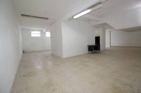 Loja para Arrendamento no Centro do Bom Retiro - 125m² - 650 Euros Mensais