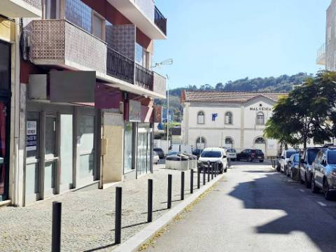 Loja comercial com 230m2 no centro da Malveira, em Mafra