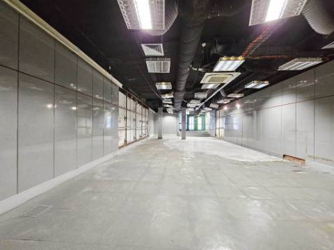 Loja comercial com 230m2 no centro da Malveira, em Mafra