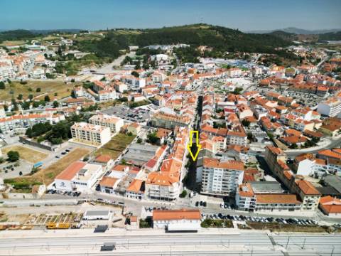 Loja comercial com 230m2 no centro da Malveira, em Mafra