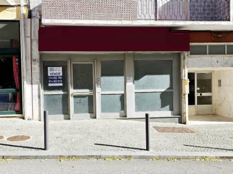Loja comercial com 230m2 no centro da Malveira, em Mafra