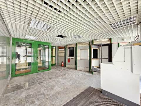 Loja comercial com 230m2 no centro da Malveira, em Mafra