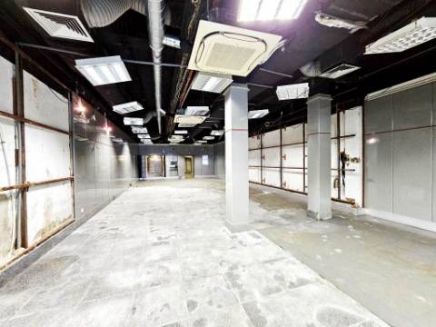 Loja comercial com 230m2 no centro da Malveira, em Mafra