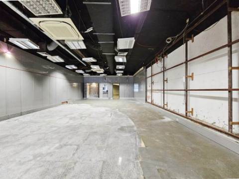 Loja comercial com 230m2 no centro da Malveira, em Mafra