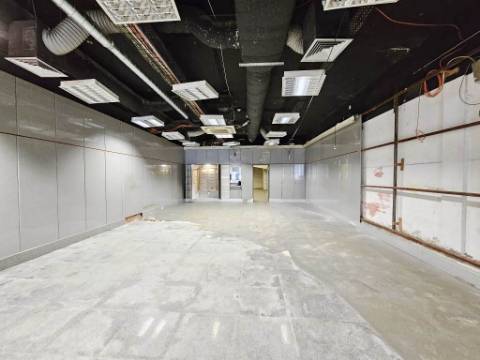 Loja comercial com 230m2 no centro da Malveira, em Mafra