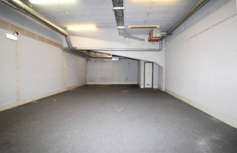 Loja comercial com 230m2 no centro da Malveira, em Mafra