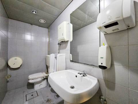 Loja comercial com 230m2 no centro da Malveira, em Mafra