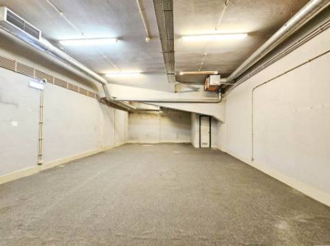 Loja comercial com 230m2 no centro da Malveira, em Mafra