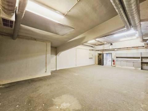 Loja comercial com 230m2 no centro da Malveira, em Mafra