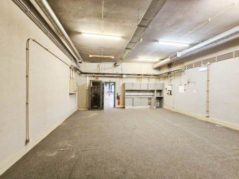 Loja comercial com 230m2 no centro da Malveira, em Mafra