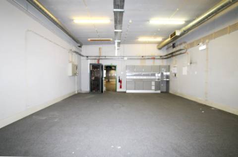 Loja comercial com 230m2 no centro da Malveira, em Mafra