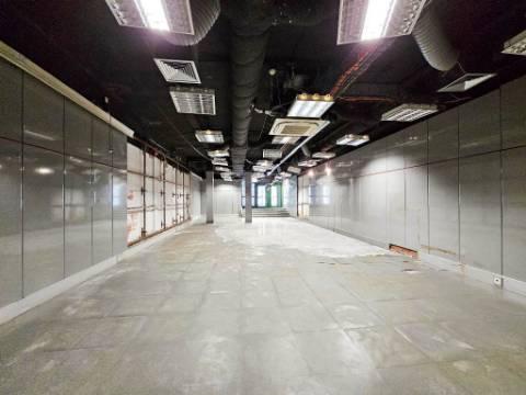 Loja comercial com 230m2 no centro da Malveira, em Mafra