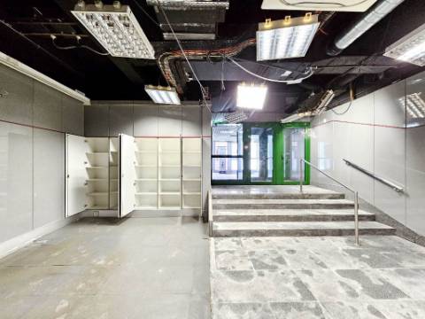 Loja comercial com 230m2 no centro da Malveira, em Mafra