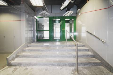 Loja comercial com 230m2 no centro da Malveira, em Mafra