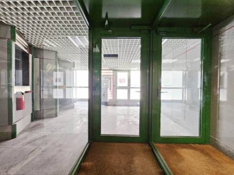 Loja comercial com 230m2 no centro da Malveira, em Mafra