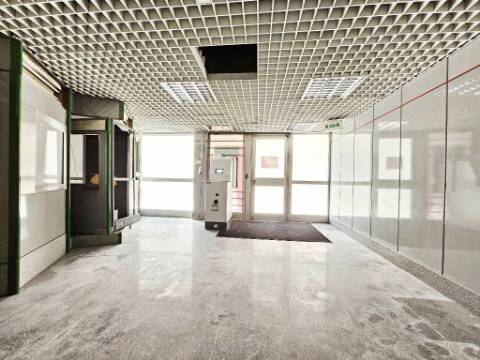 Loja comercial com 230m2 no centro da Malveira, em Mafra