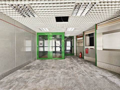 Loja comercial com 230m2 no centro da Malveira, em Mafra