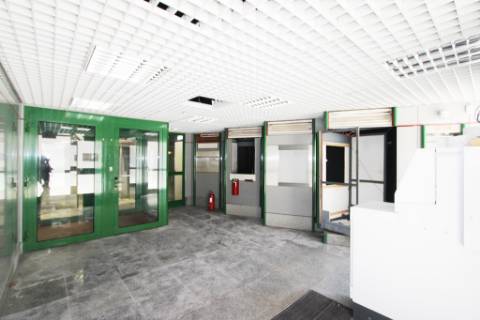 Loja comercial com 230m2 no centro da Malveira, em Mafra