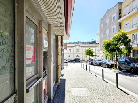 Loja comercial com 230m2 no centro da Malveira, em Mafra