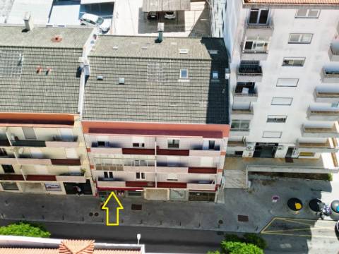 Loja comercial com 230m2 no centro da Malveira, em Mafra