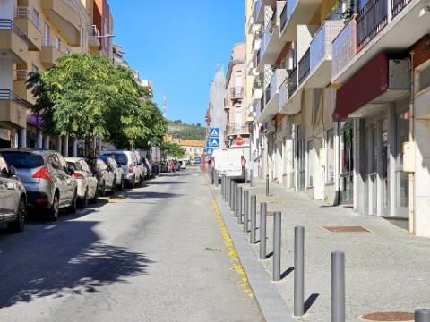 Loja comercial com 230m2 no centro da Malveira, em Mafra