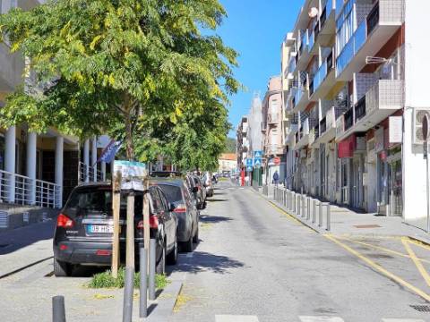 Loja comercial com 230m2 no centro da Malveira, em Mafra