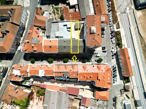 Loja comercial com 230m2 no centro da Malveira, em Mafra