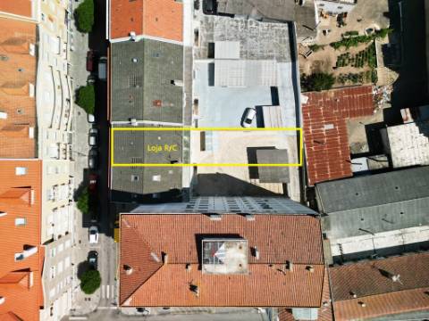 Loja comercial com 230m2 no centro da Malveira, em Mafra