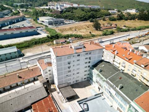 Loja comercial com 230m2 no centro da Malveira, em Mafra