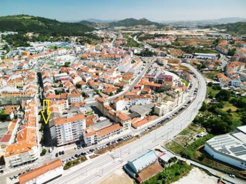 Loja comercial com 230m2 no centro da Malveira, em Mafra