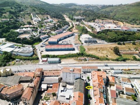Loja comercial com 230m2 no centro da Malveira, em Mafra