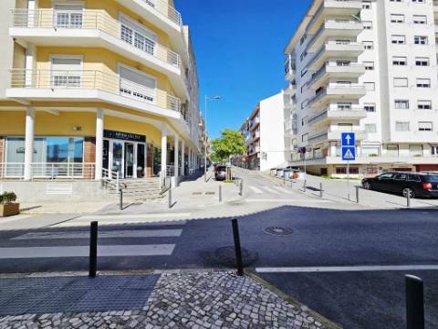 Loja comercial com 230m2 no centro da Malveira, em Mafra