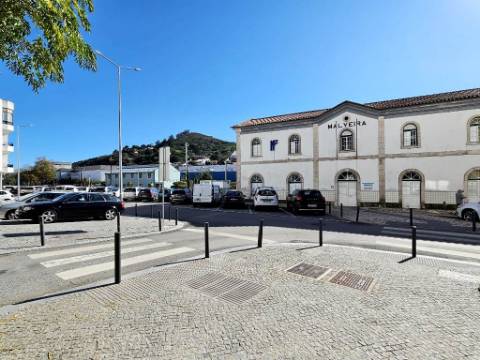 Loja comercial com 230m2 no centro da Malveira, em Mafra
