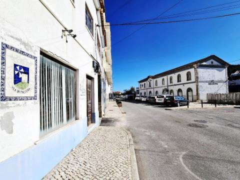 Loja comercial com 230m2 no centro da Malveira, em Mafra