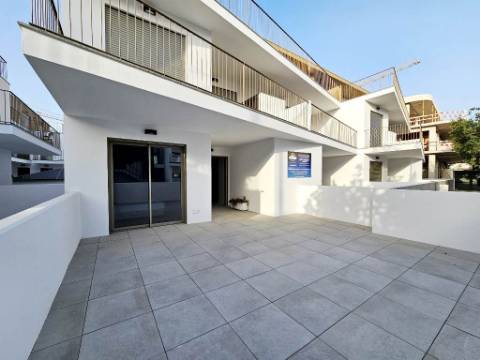 Novo apartamento T2 em condomínio com piscina, junto Ria Formosa, em Cabanas de Tavira, Algarve.