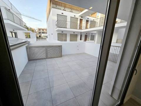 Novo apartamento T2 em condomínio com piscina, junto Ria Formosa, em Cabanas de Tavira, Algarve.