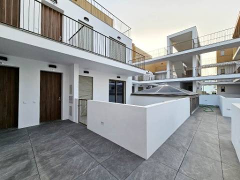 Novo apartamento T2 em condomínio com piscina, junto Ria Formosa, em Cabanas de Tavira, Algarve.
