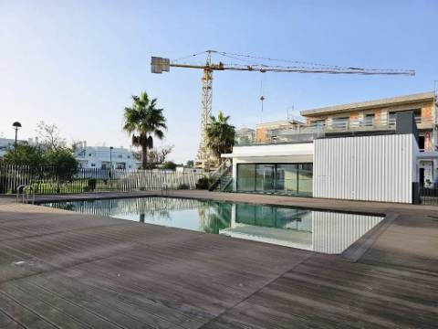 Novo apartamento T1 em condomínio com piscina, junto Ria Formosa, em Cabanas de Tavira, Algarve.
