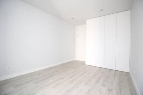 Novo apartamento T1 em condomínio com piscina, junto Ria Formosa, em Cabanas de Tavira, Algarve.